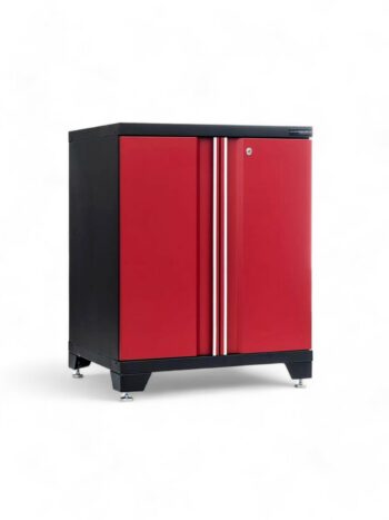 Förvaringsskåp med dörrar röd, PRO är ett elegant, modernt rött och svart förvaringsskåp med två dörrar, metallhandtag, justerbara ben och ett lås på den övre delen av den högra dörren.