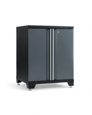 Förvaringsskåp med dörrar grå, PRO är ett elegant, modernt mörkgrått förvaringsskåp i metall med två dörrar och silverhandtag på justerbara fötter. Dess minimalistiska design passar både kontor och verkstäder.