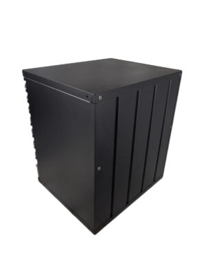 Ett grått Förvaringsskåp med dörrar PRO förvaringsskåp med fyrkantig metallkonstruktion med vertikala åsar på sidorna och ovansidan. Skåpet ses från en något förhöjd vinkel och har en vit bakgrund.