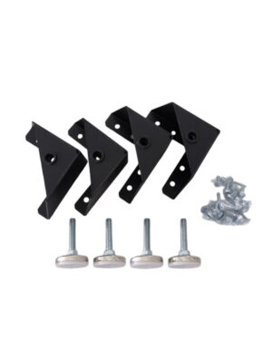 En uppsättning svarta metallfästen med hål, ett paket med silverskruvar med vita skruvfötter utställda mot en vit bakgrund.