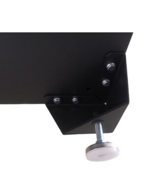 En närbild justerbara fötter som har ett svart metallfäste med skruvar fästa på en plan yta. En gängad bult med en vit plastfot sträcker sig nedåt från fästet, vilket indikerar dess syfte för utjämning eller stöd.