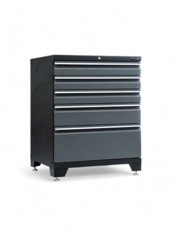 Verktygsskåp med 5 lådor grå, PRO är en elegant, modern verktygslåda i metall i svart och grått. Den har sex lådor: de fyra översta är enhetliga i storlek medan de två nedre är större. Bröstet står på korta ben mot en vit bakgrund.
