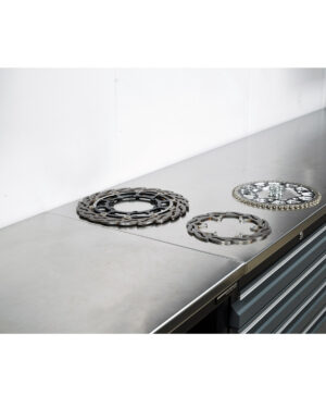 En Bänkskiva rostfri 213 cm arbetsbänk i rostfritt stål i PRO SERIES med tre metallväxlar vilande på dess yta.