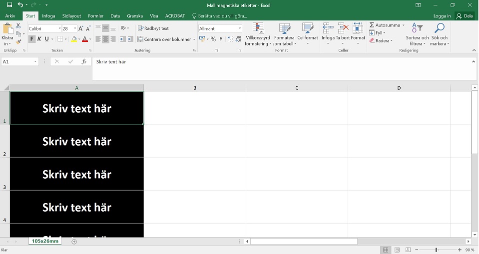 Ett kalkylblad i Excel med fem svarta celler i kolumn A. Varje cell innehåller den svenska texten "Skriv text här." Excel-fönstret visar verktygsfält på svenska, med en grön rubrik och olika redigeringsalternativ.