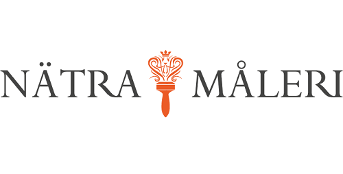 Logotyp med texten "NÄTRA MÅLERI" i grått. Mellan orden finns en orange pensel med en dekorativ blom- och krondesign ovanför handtaget.