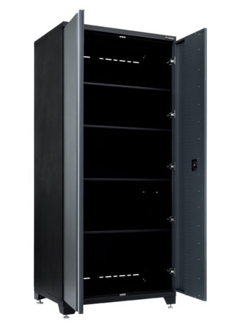 Ett högt, Förvaringsskåp högskåp grå, PRO-skåp med en öppen dörr avslöjar flera tomma hyllor inuti. Den har en elegant, utilitaristisk design och står på en vit bakgrund.