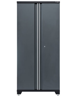 Förvaringsskåp högskåp grå, PRO är ett högt, mörkgrått förvaringsskåp i metall med en snygg design och två vertikala luckor. Den har metalliska handtag och står på en svart bas med justerbara fötter.