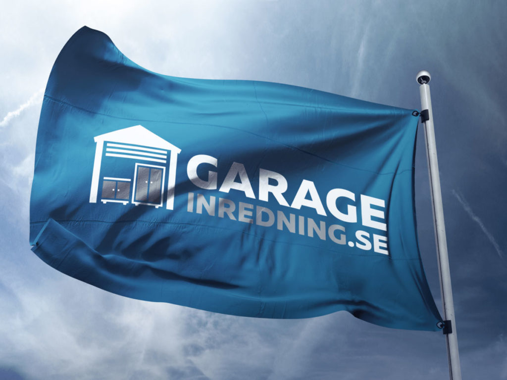 Blå flagga vajar mot en molnig himmel, med en vit logotyp för ett garage och text som lyder "GARAGE INREDNING.SE" i vitt och grått.