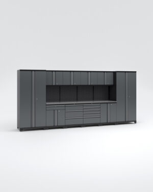 Garageinredning med 10 delar - set 1, grå, PRO är ett stort modulärt garageförvaringssystem med flera högskåp, överskåp, lådor och arbetsbänk. Den är designad i mörkgrå med en pegboard backsplash för effektiv verktygsorganisation och utrymmesoptimering.