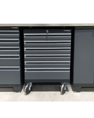 Grå verktygsvagn med 6 lådor instyrd under en bänkskiva