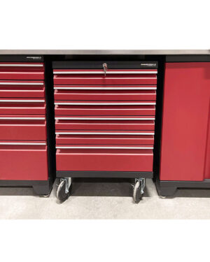 Röd verktygsvagn med 6 lådor instyrd under en bänkskiva