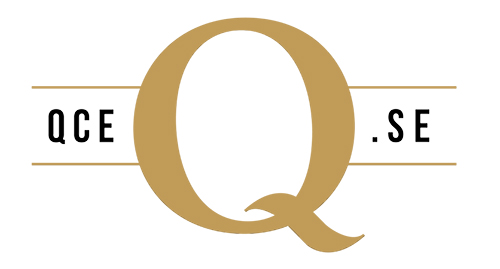 Logotyp med en stor guldbokstav "Q" i mitten, flankerad av de svarta bokstäverna "QCE" till vänster och ".SE" till höger, åtskilda av två horisontella linjer. Bakgrunden är vit.