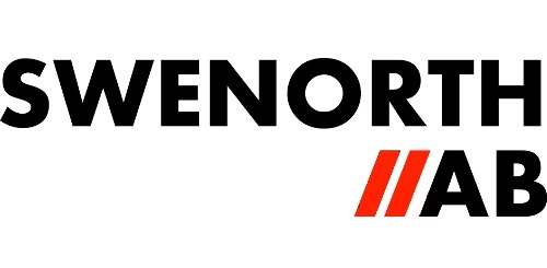 Bilden har logotypen för ett företag som heter "SWENORTH AB" med djärva svarta bokstäver. Logotypen har två röda diagonala ränder mellan "SWENORTH" och "AB".