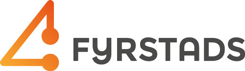 Fyrstads logotyp med en orange geometrisk design som liknar siffran fyra med två prickade accenter, följt av ordet "FYRSTADS" med grå versaler.