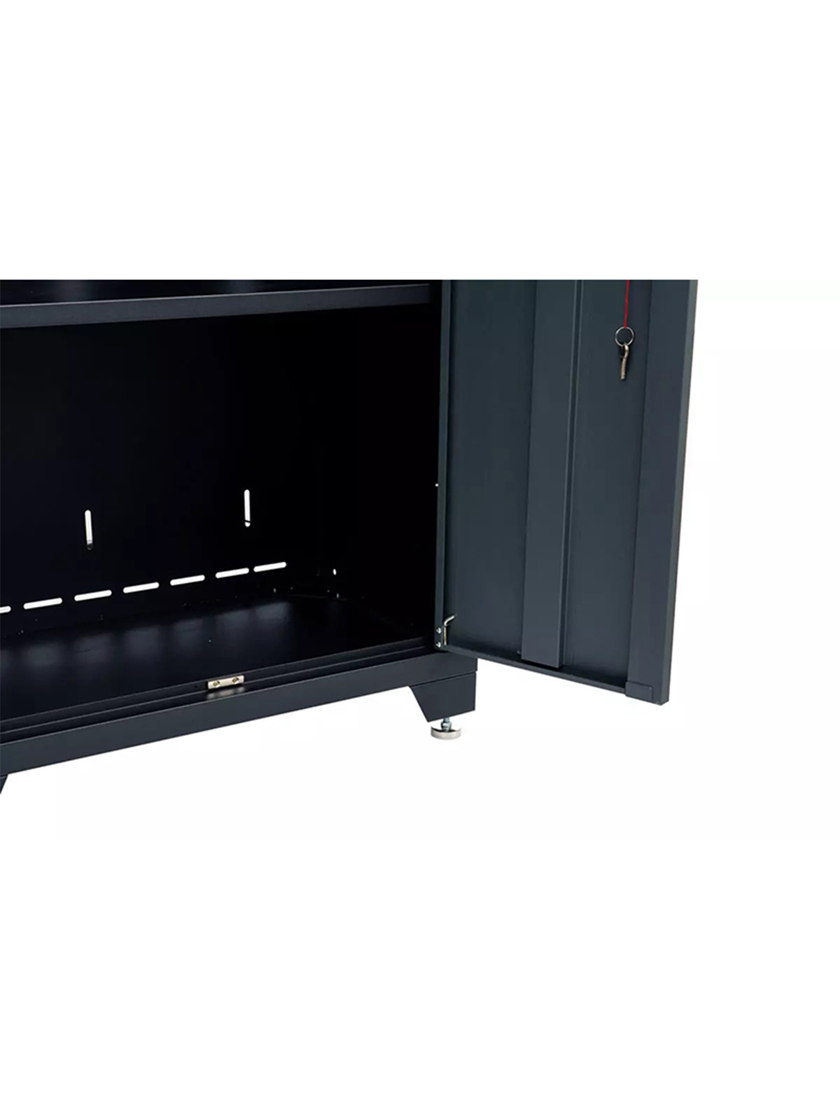 Öppet Förvaringsskåp högskåp grå, CLASSIC metallskåp med delvis öppen dörr som visar en tom inredning. En nyckel dinglar från låset på dörren. Skåpet sitter på små metallfötter. .