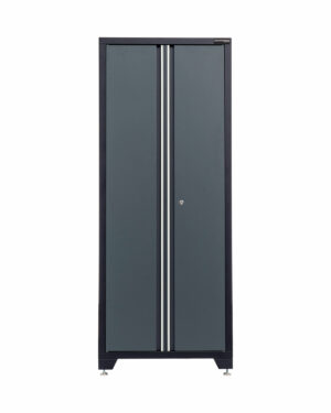 Förvaringsskåp högskåp grå, CLASSIC är ett högt förvaringsskåp i kolgrå med en snygg modern design. Den har två vertikala dörrar med metallhandtag och ett nyckelhål för låsning, stående på fyra stadiga ben.