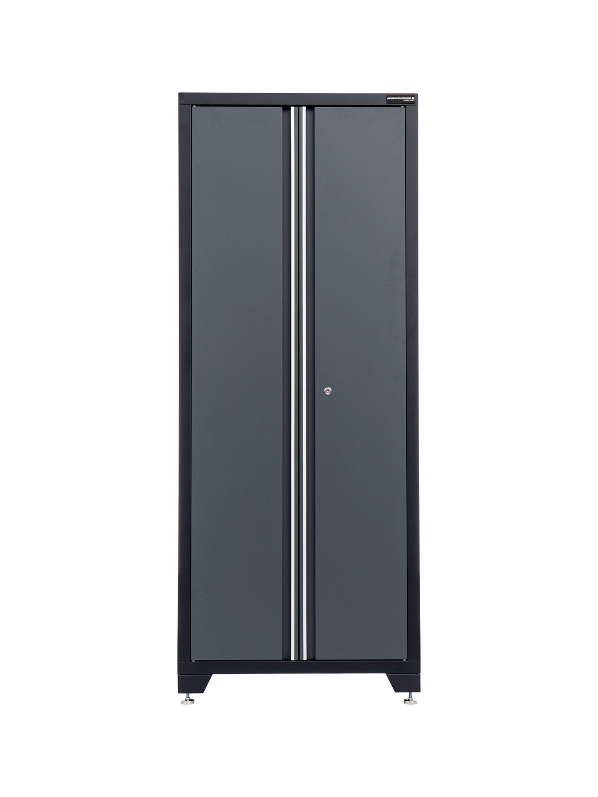 Förvaringsskåp högskåp grå, CLASSIC är ett högt förvaringsskåp i kolgrå med en snygg modern design. Den har två vertikala dörrar med metallhandtag och ett nyckelhål för låsning, stående på fyra stadiga ben.