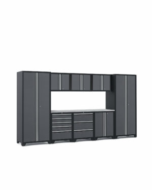 Garageinredning med åtta gråa skåp