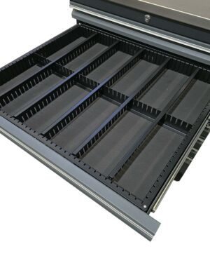 Lådavdelare PRO SERIES är öppen och visar upp ett organiserat arrangemang med 12 rektangulära fack för förvaring av olika föremål. Avdelarna är jämnt fördelade, vilket skapar ett rutmönsterliknande mönster inuti lådan.