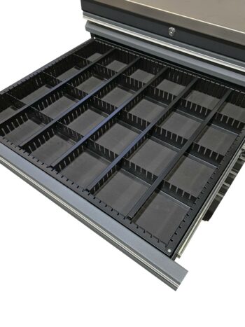 Lådavdelare PRO SERIES är en metalllåda med 24 rektangulära fack åtskilda av svarta mellanväggar. Lådan är delvis öppen och avslöjar ett snyggt organiserat förvaringssystem som är perfekt för små föremål eller verktyg.