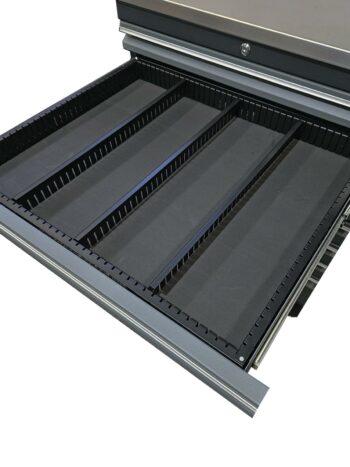 Lådavdelare PRO SERIES är en metalllåda med 4 rektangulära fack åtskilda av svarta mellanväggar. Lådan är delvis öppen och avslöjar ett snyggt organiserat förvaringssystem som är perfekt för små föremål eller verktyg.