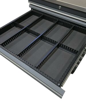 Lådavdelare PRO SERIES är en metalllåda med 8 rektangulära fack åtskilda av svarta mellanväggar. Lådan är delvis öppen och avslöjar ett snyggt organiserat förvaringssystem som är perfekt för små föremål eller verktyg.