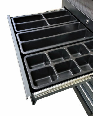 En lådinsats med flera svarta rektangulära fack, designad för att organisera verktyg eller små föremål, som passar i det verktygsvagnen i PRO SERIES.