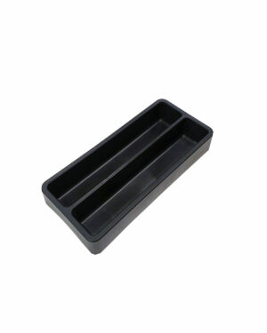 En svart, rektangulär redskapsbricka i plast med tre fack, designad för att organisera köksbestick. Brickan har en slät, glansig finish och visas mot en vanlig vit bakgrund.