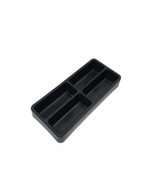 En rektangulär svart plastbricka med fyra lika stora fack. Facken är långsträckta och arrangerade i två rader. Brickan är placerad på en vanlig vit bakgrund.