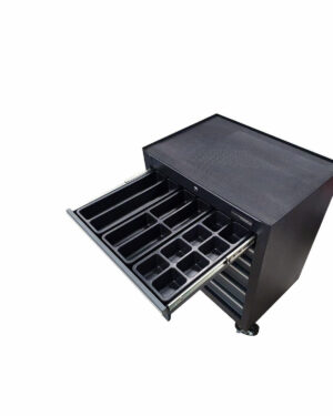 Lådinsats verktygsvagn PRO SERIES är en svart rullande verktygslåda med hjul, med en stor öppen låda med olika fack för att organisera verktyg. Den innehåller flera lådor och har en strukturerad yta på toppen.