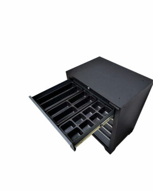 Lådinsats CLASSIC SERIES är en svart kassalåda med ett öppet fack, som visar olika platser för sedlar och mynt, mot en vanlig vit bakgrund.