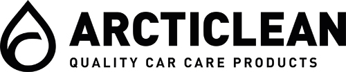 Logotyp med droppform och texten "ARCTICLEAN" ovanför "QUALITY CAR CARE PRODUCTS" med fet, svart bokstäver.