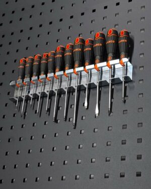 Ett Skruvmejselhållare 370 mm ställ visar snyggt upp vertikala rader av orange och svarta skruvmejslar i olika storlekar och typer på en perforerad mörk vägg.