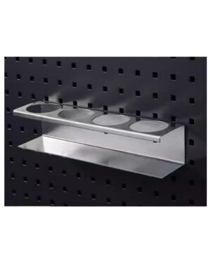 Sprayburkshållare 320mm är monterad på en perforerad svart pegboard. Denna metallhylla, med cirkulära utskärningar, är speciellt utformad för att säkert hålla cylindriska föremål med fyra jämnt fördelade cirkulära utrymmen längs dess längd.