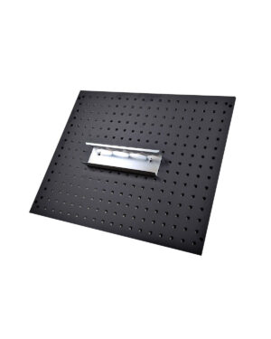 Sprayburkshållare 320mm monterad på en svart perforerad metallpanel med jämnt fördelade fyrkantiga hål. Hållaren har en plan yta och en böjd kant.