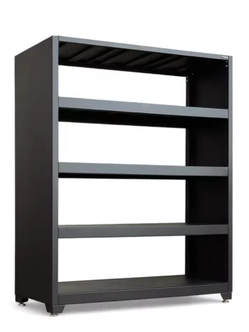 Förvaringshylla dubbel svart, PRO är en hög metallhylla i svart, med fyra hyllor och en öppen ryggdesign. Den står på små fötter och står mot en vanlig vit bakgrund.