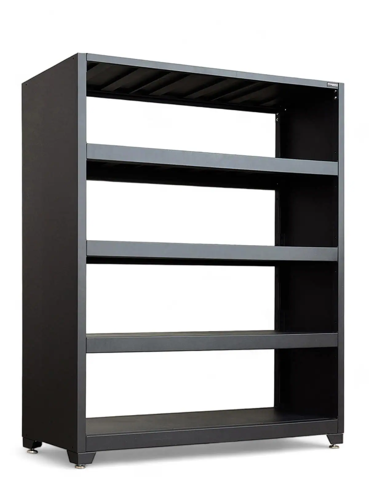 Förvaringshylla dubbel svart, PRO är en hög metallhylla i svart, med fyra hyllor och en öppen ryggdesign. Den står på små fötter och står mot en vanlig vit bakgrund.