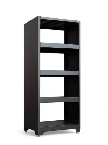 Förvaringshylla svart, PRO är en hög metallhylla med en elegant modern design i svart, med fyra hyllor. Den står på fyra små fötter och står mot en vanlig vit bakgrund.