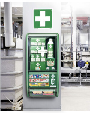 Första hjälpen station CEDERROTH 51011026 är en väggmonterad första hjälpen station designad för industriella miljöer. Den har en grön bakgrund med ett vitt kors och innehåller ett sortiment av medicinska förnödenheter som bandage och antiseptika. Säkerhets- och instruktionsaffischer är också placerade längst ner på stationen.