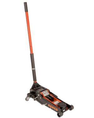 En röd och svart hydraulisk golvdomkraft med ett långt handtag visas. Domkraften har "BAHCO" skrivet på sidan, har fyra hjul och är designad för att lyfta fordon.