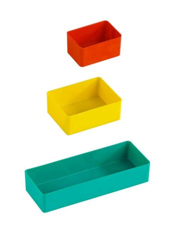 Sortimentlådor verktygsskåp PRO-SERIEN visas konstnärligt som tre livfulla verktygsskåp i rött, gult och blågrönt mot en orörd vit bakgrund.