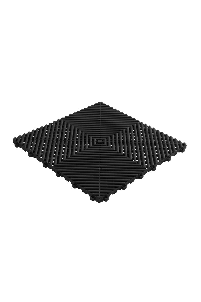 SWISSTRAX RIBTRAX golvplattor i Jet-Black är ett rombformat föremål med en räfflad struktur och symmetriskt mönster, med horisontella och vertikala spår för en geometrisk design på en vanlig vit bakgrund.