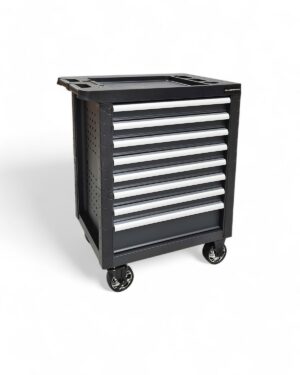 Mot en vit bakgrund står "8 lådor + 273 delar verktyg - Verktygsvagn", en elegant svart verktygslåda med åtta lådor med silverdetaljer. Den är utrustad med en plan ovansida och fyra länkhjul för enkel rörlighet.