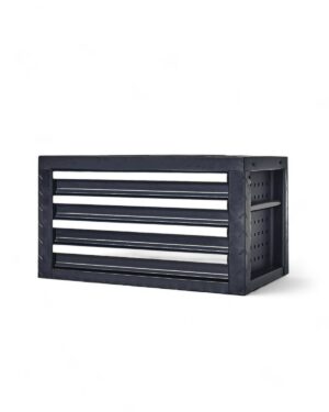 Verktygsskåp överdel till verktygsvagn är en svart metallverktygslåda med fyrahorisontella lådor och perforerade sidopaneler. Den har en enkel, industriell design och har en rektangulär form. Verktygslådan visas på en vit bakgrund.