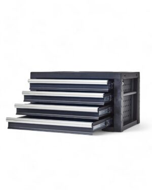 Verktygsskåp överdel till verktygsvagn är en verktygslåda i svart metall med fyra delvis öppna lådor som framhäver dess industriella design. Varje låda har blanka metallhandtag, och vänster sida har den en perforerad panel, vilket säkerställer en robust och organiserad förvaringslösning.