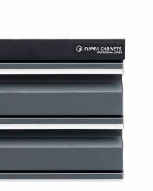 Närbild av ett mörkgrå "supra cabinets" förvaringsskåp med snygga horisontella spår och en minimalistisk, professionell design.