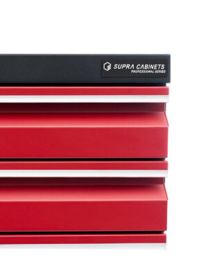 Närbild av ett rött verktygsskåp med tre lådor, märkt "supra cabinets" Den har en svart toppdel och snygga handtag i modern design.