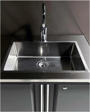 Diskho med blandare monterad i garageinredning