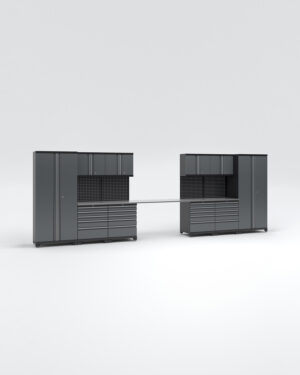 Garageinredning med 10 delar - set 2, grå, PRO är ett modulärt förvaringssystem med höga skåp, lådor och en anslutande arbetsyta med en elegant och modern design i mörkgrå och silverhandtag mot en vanlig vit bakgrund.