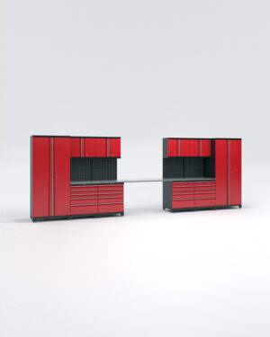 Garageinredning med 10 delar - set 2, röd, PRO har röda och svarta modulära förvaringsskåp med flera lådor och vertikala fack. En silverbänkskiva förbinder de två enheterna, medan pegboards är monterade ovanför lådorna mot en vanlig vit bakgrund.